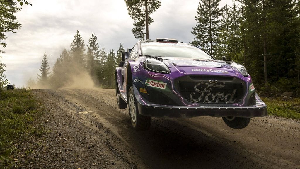 Craig Breen vauhdissa Suomen MM-rallissa.