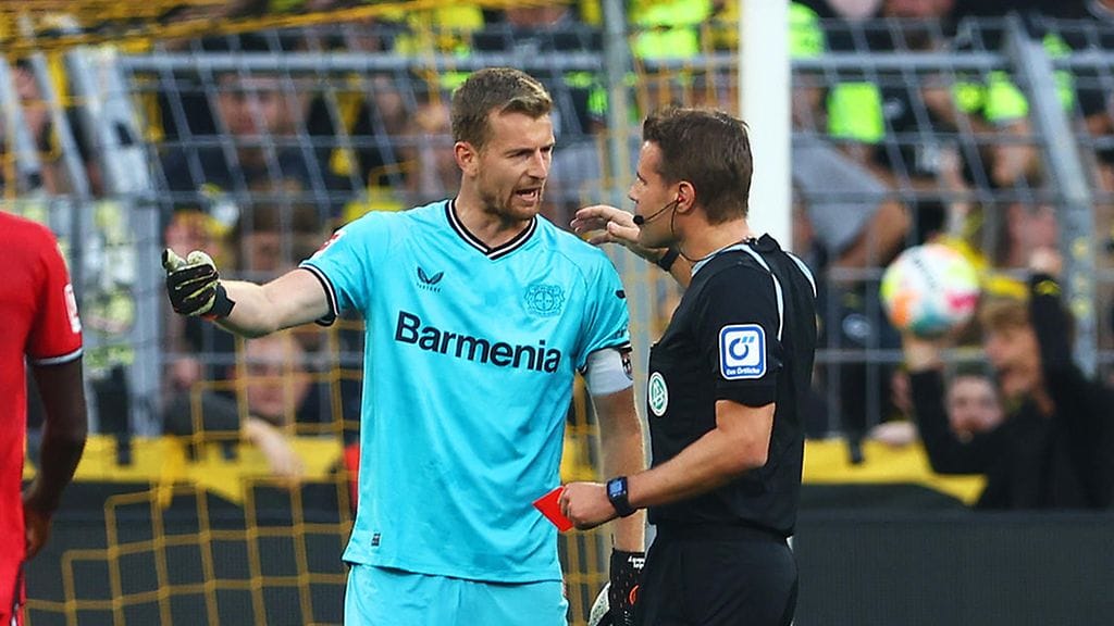 Lukas Hradeckyn kausi Leverkusenissa sai vaikean alun.