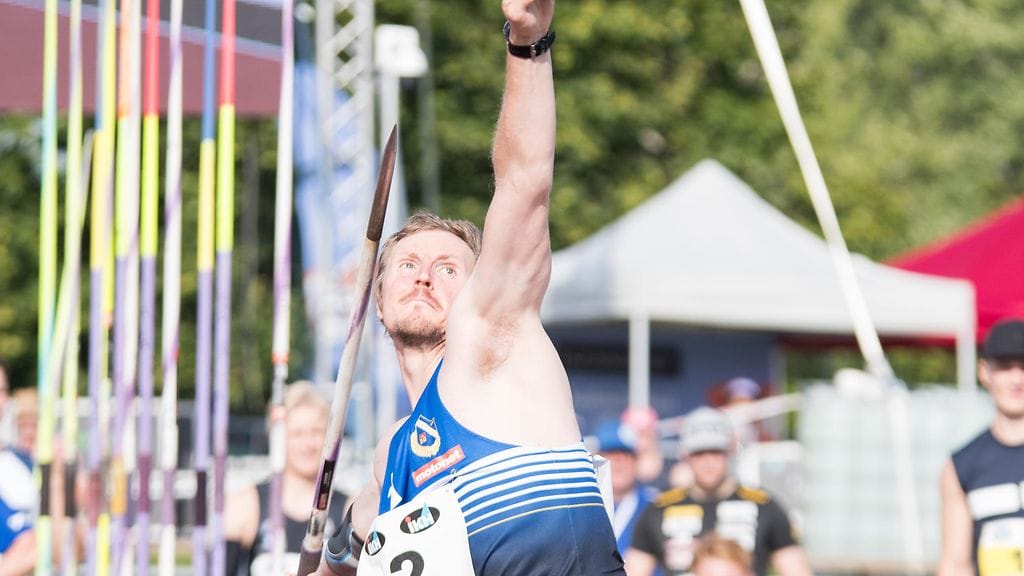 Etelätalo heittää kotiyleisön edessä.