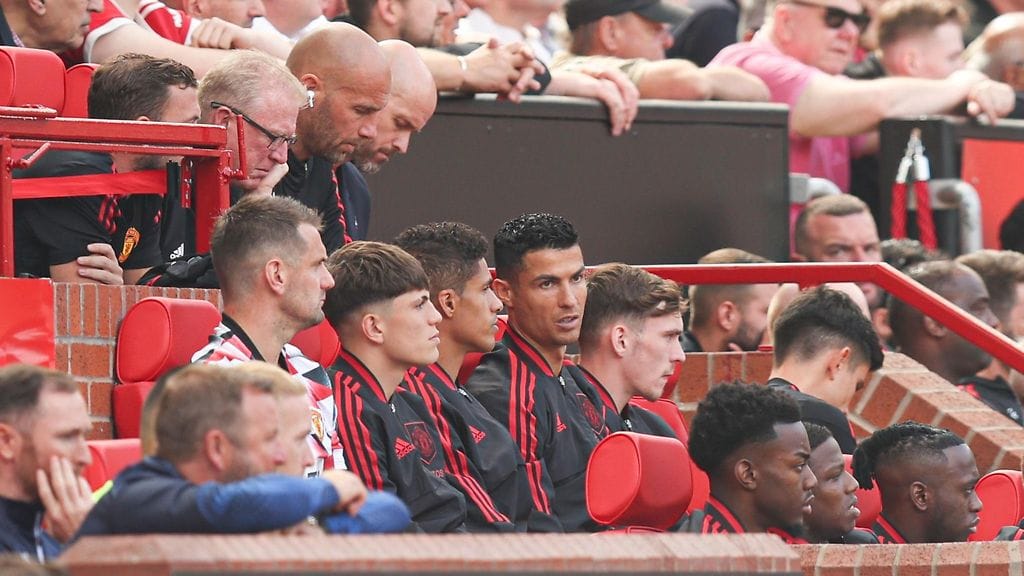 Cristiano Ronaldo joutui kauden avauspelissä penkille.