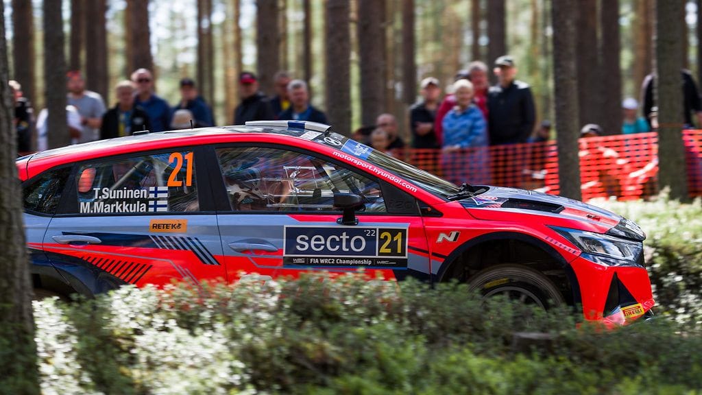 Teemu Suninen ajoi Jyväskylän MM-rallissa WRC2-luokan voittoon, mutta menettää sen liian kevyen etupuskurin takia.