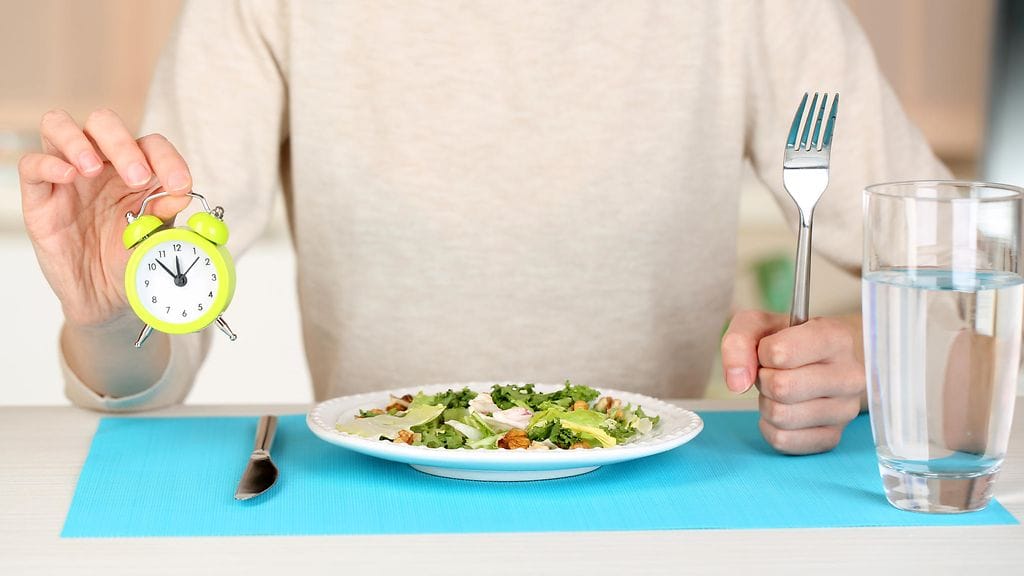 Tutkimuksen mukaan sillä on väliä, mihin aikaan illasta tyypin 2 diabetesta sairastava syömisen lopettaa. Kuvituskuva.