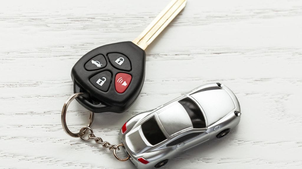 Myytävää omaisuutta ei koskaan tulisi luovuttaa ostajalle, ennen kuin rahat ovat myyjän kädessä tai oikeasti tilillä.