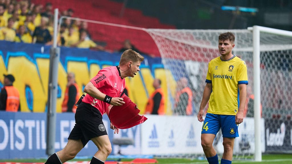 Tuomari joutui korjaamaan kentälle heitetyn tuolin pois tieltä.