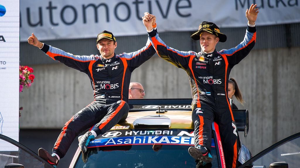 Ott Tänak (oik.) juhli erikoisessa tyylissä Suomen MM-rallin voittoa.