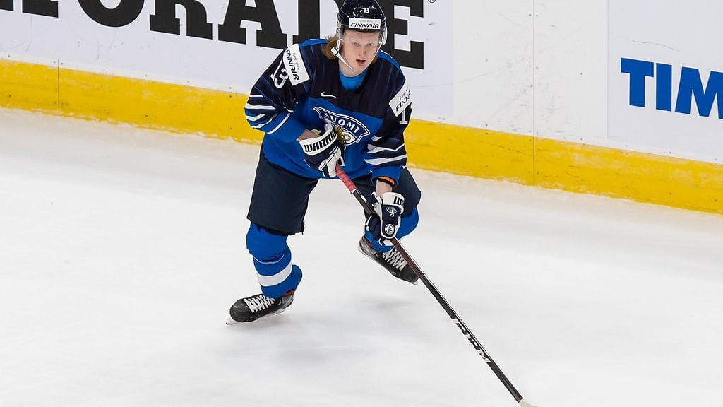 Roby Järventie iskee Latvian kimppuun kakkoskentässä.