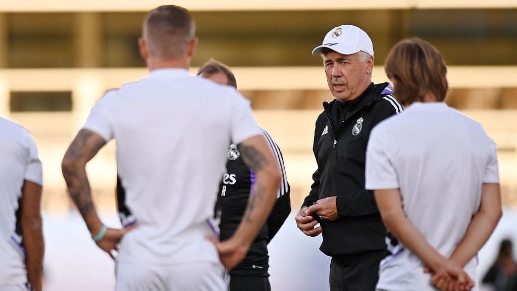 Carlo Ancelotti piti pelaajilleen luennon Helsingin olympiastadionin historiasta tiistain harjoitusten yhteydessä.