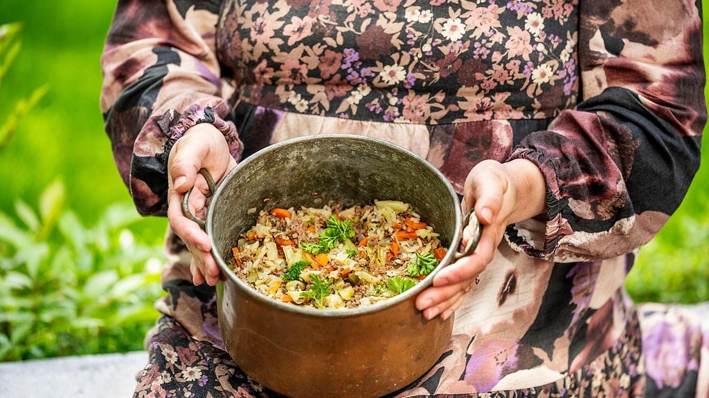 "Ihana kaalipata valmistuu milloin tahansa. Alkukesästä kannattaa hyödyntää varhaiskaalia, mutta kokeile ihmeessä myös punakaalia. Silloin saat ruokaan myös jännän värin", Kati vinkkaa.