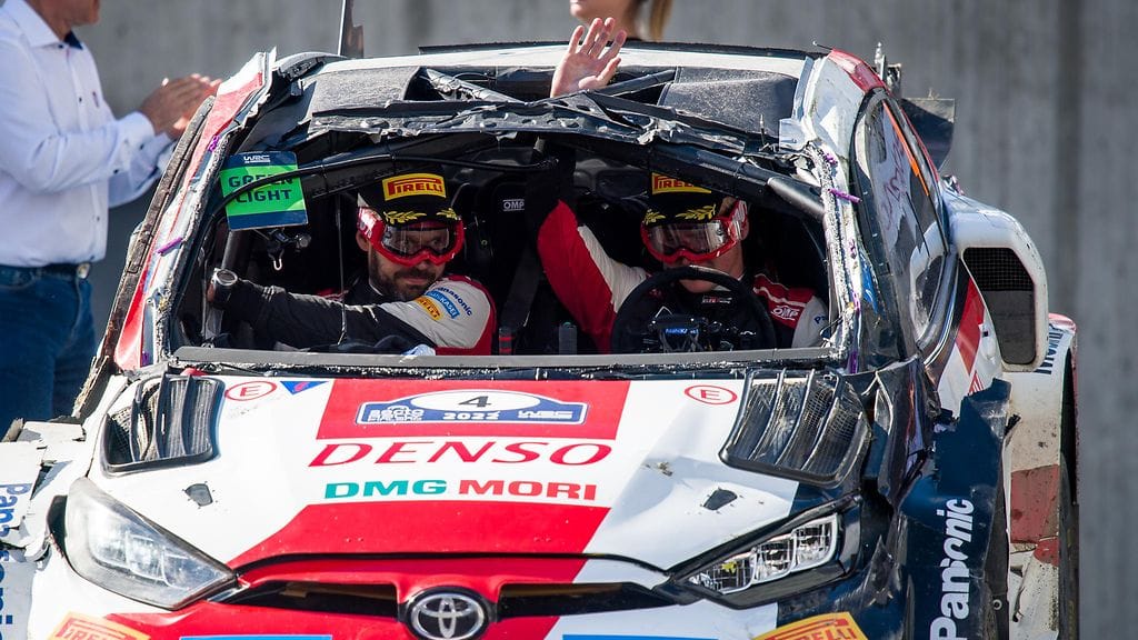 Esapekka Lappi ja Janne Ferm ajoivat Suomen MM-rallissa maaliin pahasti kolhiintuneella autolla.