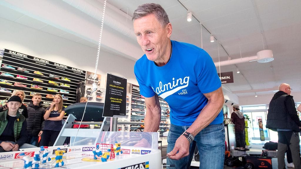 Börje Salming on ollut kiekkouransa jälkeen edelleen kovassa kunnossa. Tässä kiekkolegenda on pelaamassa pöytälätkää vuonna 2018.