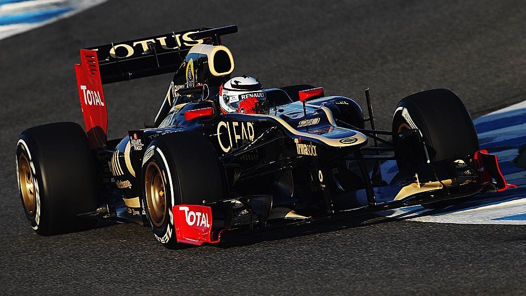 Kimi Räikkönen uuden Lotus E20:n puikoissa Jerezin testeissä.