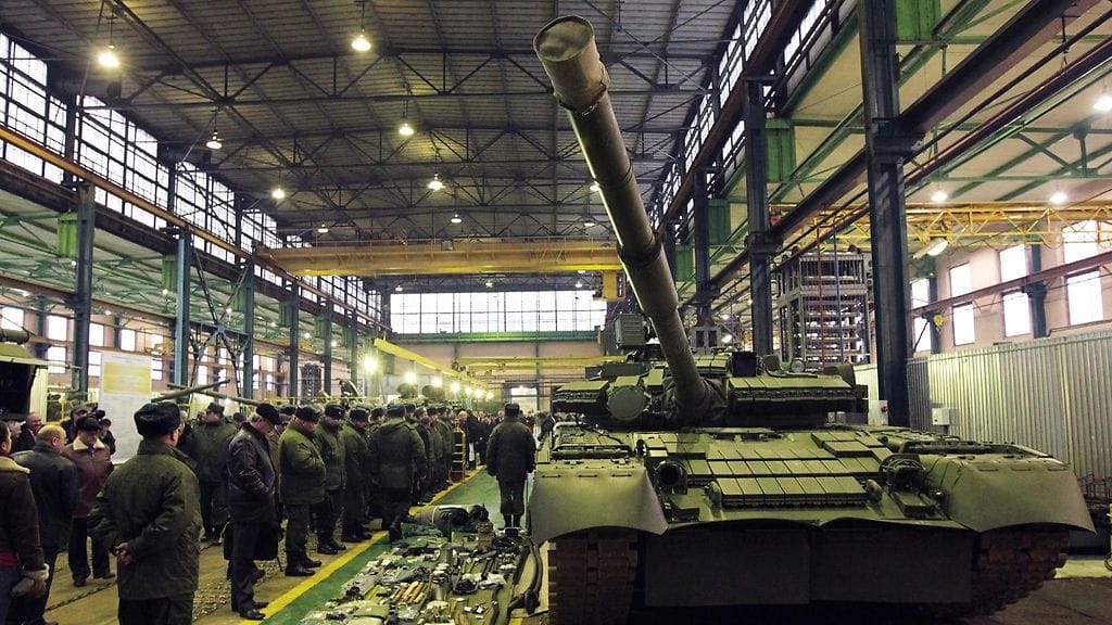 Venäjän armeija on kärsinyt Ukrainassa valtavia kalustotappioita. Kuva panssarien korjaustehtaalta vuodelta 2011.