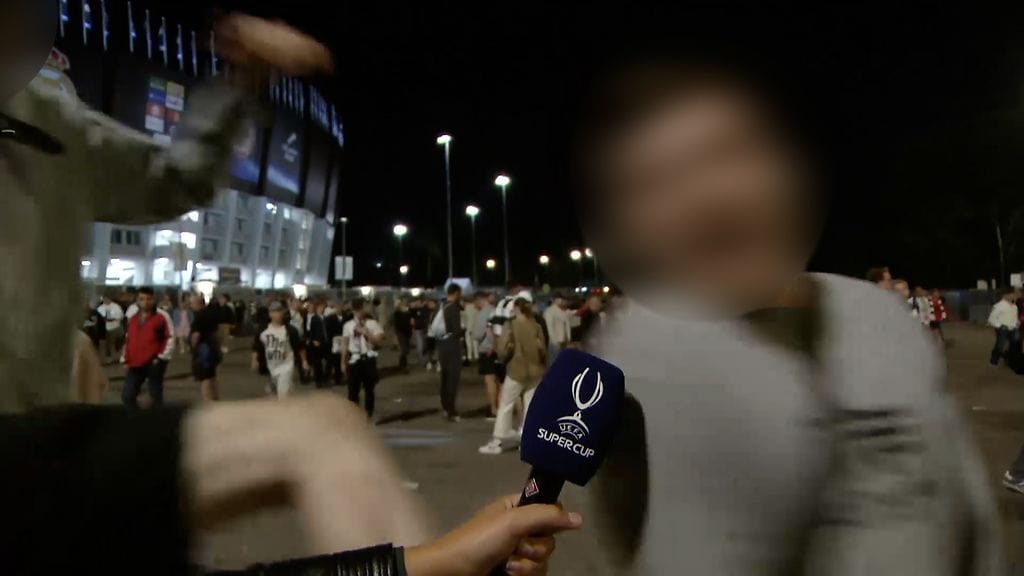 Haastateltavaan kohdistunut raju hyppypotku tallentui C Moren tv-kameralle