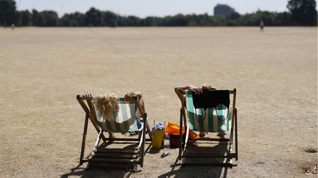 Tämän kesän heinäkuu oli Englannin kuivin sitten vuoden 1935. Aurinkotuolit Lontoon Hyde Parkissa perjantaina.