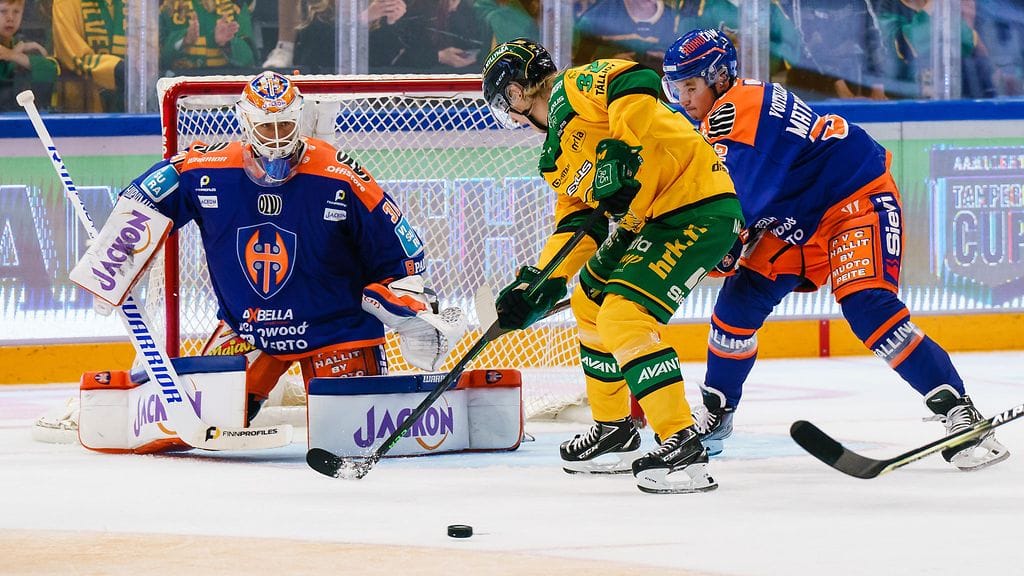 Christian Heljanko ja Maksim Matushkin yrittivät perjantaina estää Joona Ikosen lähentelyt.