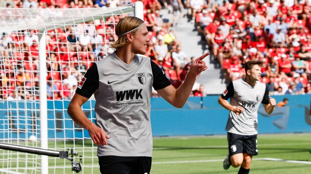 Fredrik Jensen pääsi tuulettamaan Bayer Leverkusenia vastaan.