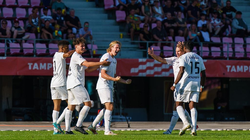 FC Hongan Ville Koski (kesk.) tuulettaa maalia.