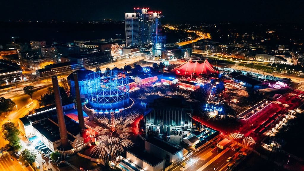 Kesän 2022 Flow-festivaali näytti iltavalaistuksessa tältä.