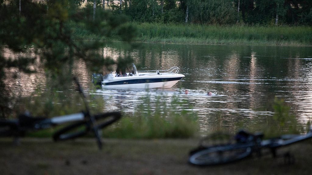Paikalle sattunut sivullinen yritti auttaa nuoria veneeseensä.