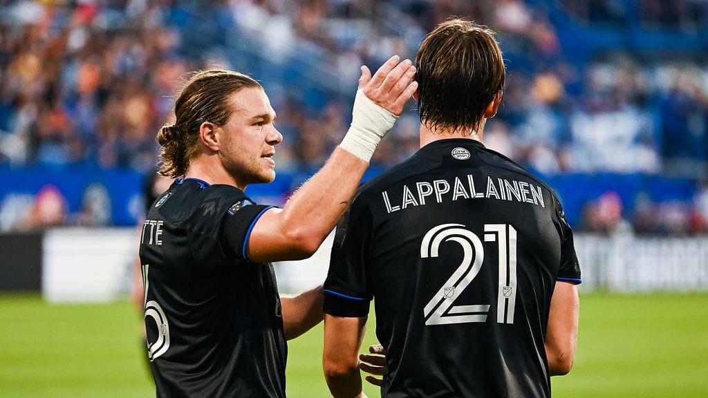 Lassi Lappalainen osui MLS:ssä toisen kerran tällä kaudella. Joukkuetoveri Samuel Piette onnittelee.