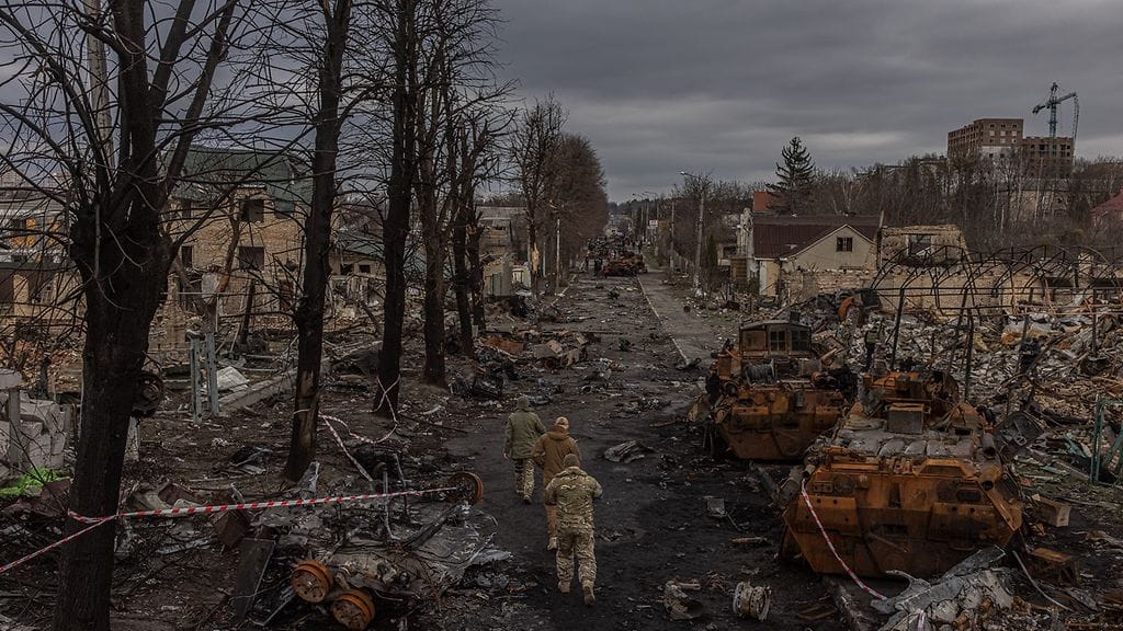 Sotilaiden epäillään syyllistyneen Butshassa lukuisiin sotarikoksiin, mukaan lukien siviilien sekä sotavankien tappamiseen ja kiduttamiseen. Lisäksi sotilaat varastivat runsaasti butshalaisten omaisuutta. Kuvassa ukrainalaissotilaita Butshassa.