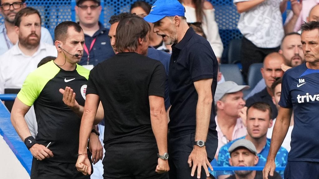 Thomas Tuchel (oik.) ja Antonio Conte (vas.) ottivat yhteen pelin aikana.