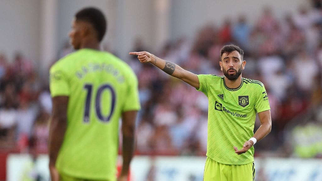 Bruno Fernandes viittoili Marcus Rashfordille Brentford-ottelussa.