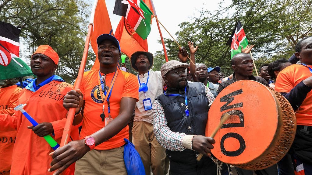 Kuvassa kannatusjoukot tukemassa ex-pääministeri Raila Odingaa.