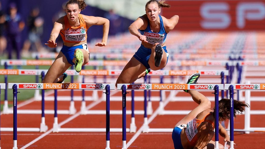 Emma Oosterwegel kaatui Saga Vannisen viereiseltä radalta. Olympiamitalistin ottelu päättyi kyyneliin.