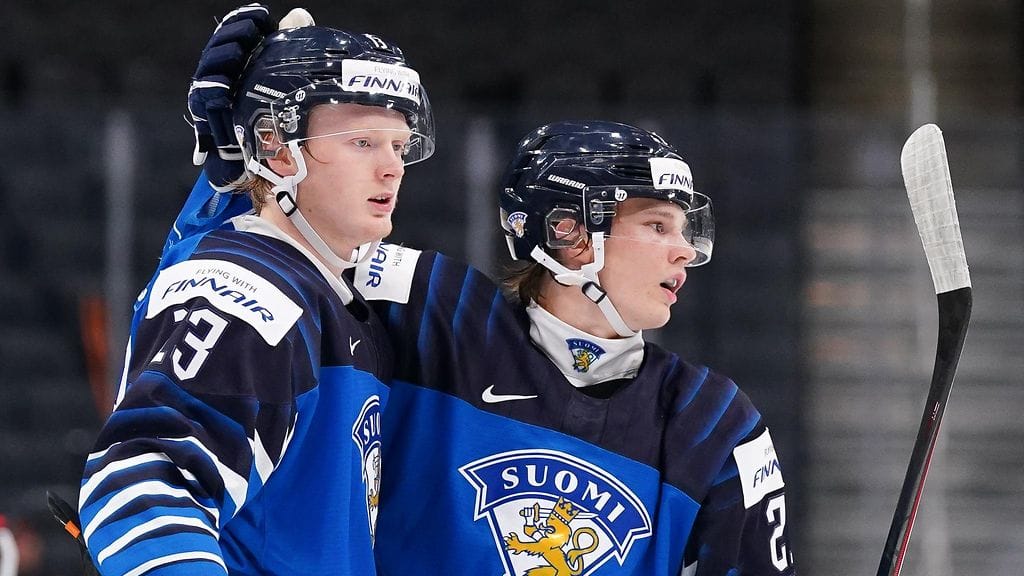 Roby Järventie (vasemmalla) oli Nuorten Leijonien iso hahmo, kun Suomi kaatoi jääkiekon alle 20-vuotiaiden MM-kisojen puolivälieräottelussa Saksan 5–2.