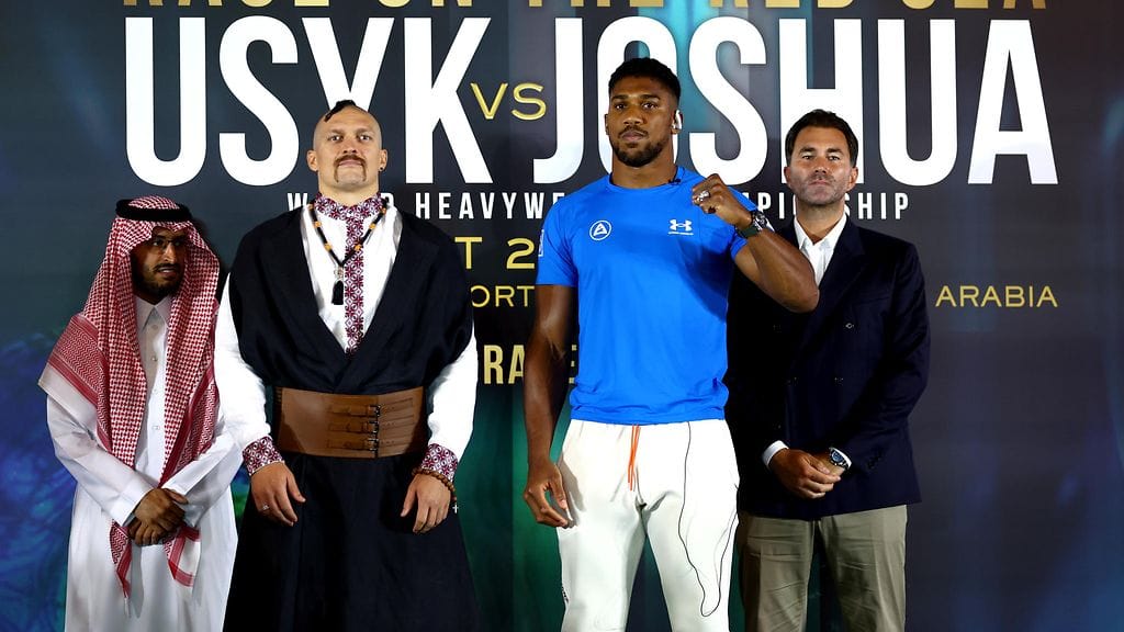 Oleksandr Usyk (toinen vas.) ja Anthony Joshua iskevät rahoiksi Saudi-Arabiassa.