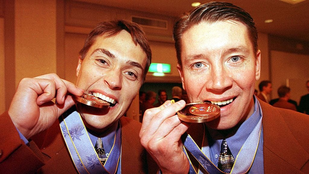 Jari Kurri ja Teemu Selänne maistelevat Naganon olympialaisten pronssimitalia 1998.