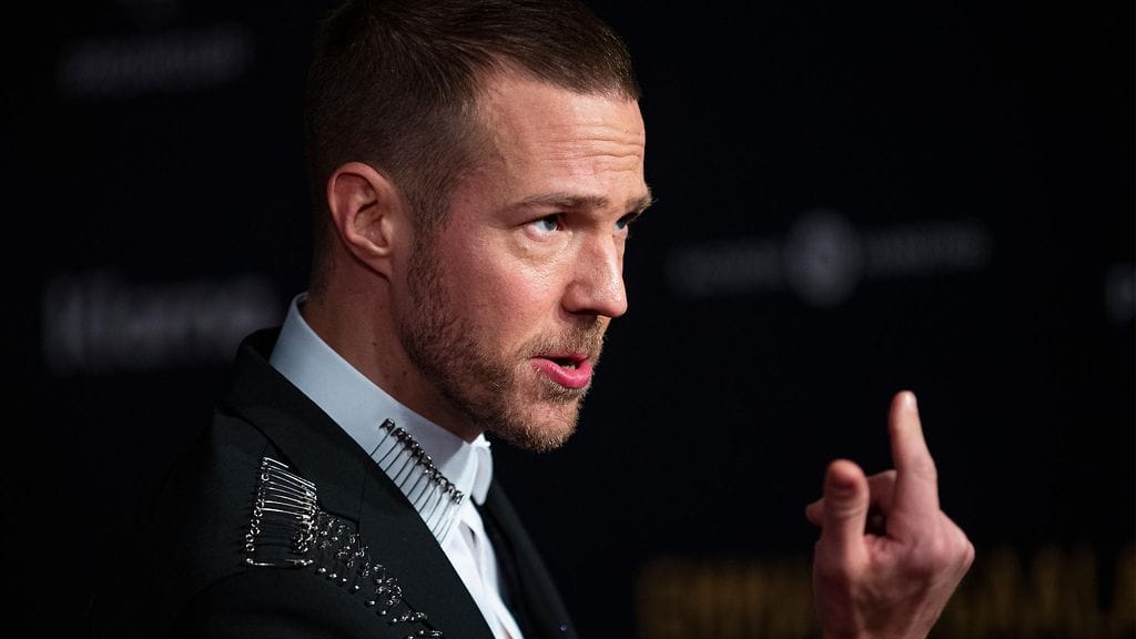 Sosiaalisessa mediassa laajalti levinneellä, reilun minuutin pituisella videolla Marin tanssii ja kaulailee tiiviissä tunnelmissa Uusivirran kanssa.