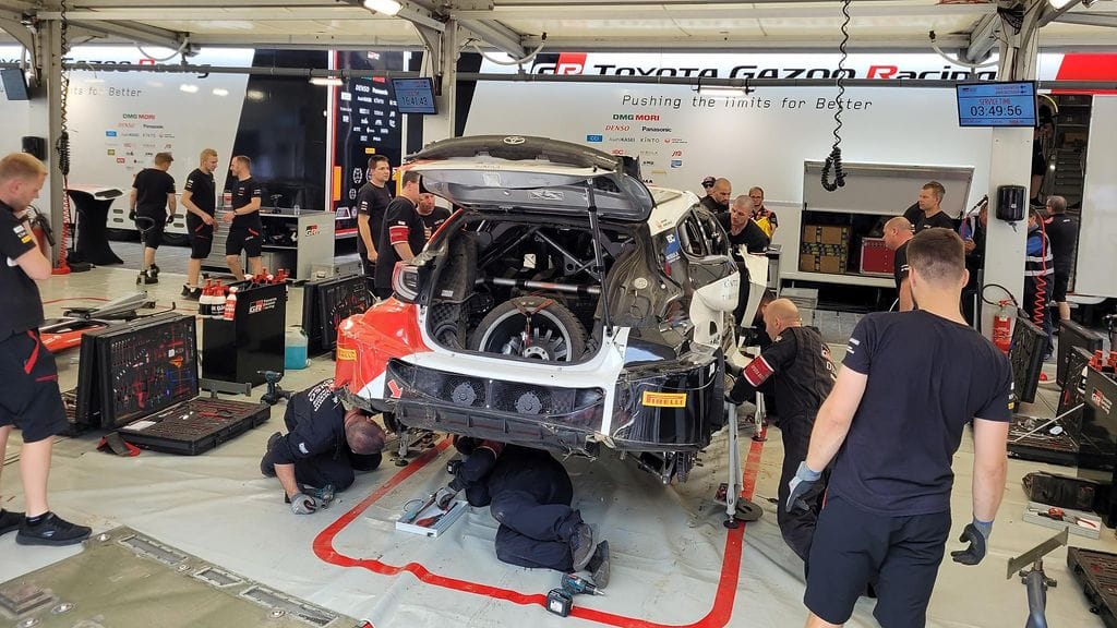 Toyotan mekaanikot tekivät kovasti töitä Kalle Rovanperän auton kimpussa perjantaina.