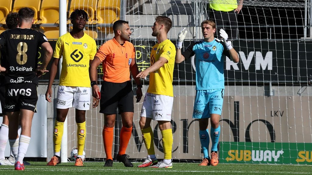 Erotuomari Peiman Simani on näyttänyt punaista korttia KuPSin maalivahti Johannes Kreidlille, Anton Popovitch protestoi, vasemmalla Musah Nuhu.