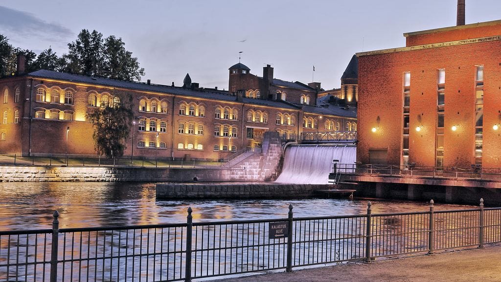 Kuvituskuvassa Tammerkoski iltavalaistuksessa Tampereen keskustassa aiemmin tässä kuussa.