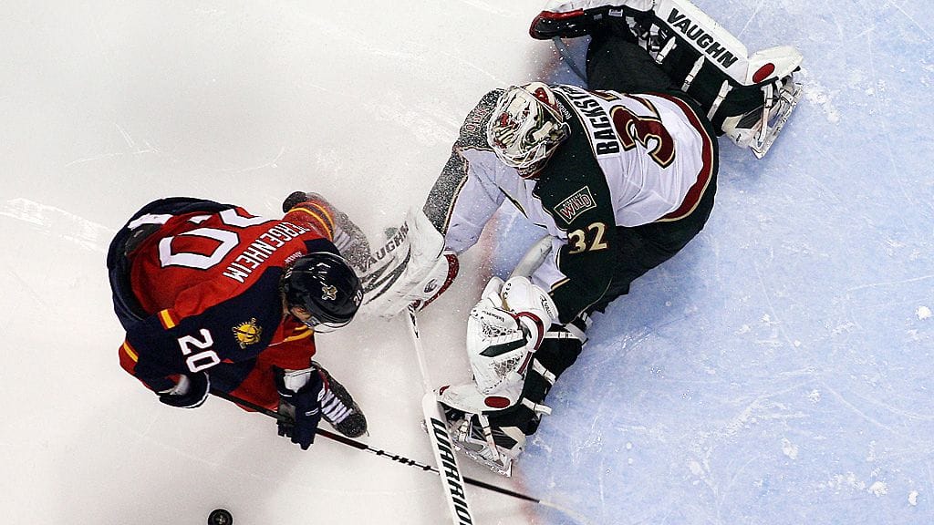 Sean Bergenheim epäonnistuu rankkarissa Niklas Bäckströmiä vastaan.