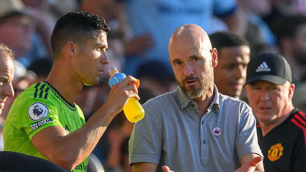 Erik ten Hag antoi Cristaino Ronaldolle ohjeita 0–4-tappioon päättyneessä Brentford-ottelussa.