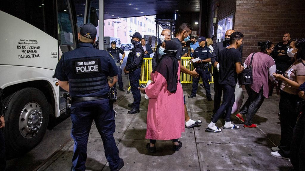 Siirtolaisia saapumassa Port Authorityn bussiterminaaliin Manhattanilla.