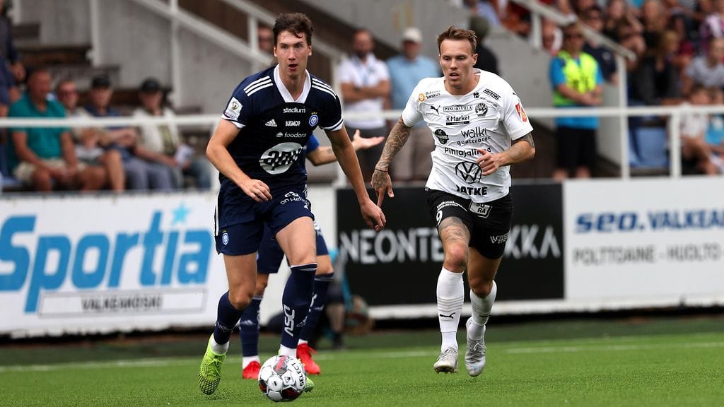 Aapo Halme (vas.) vauhdissa HJK-paluuottelussaan Hakaa vastaan.