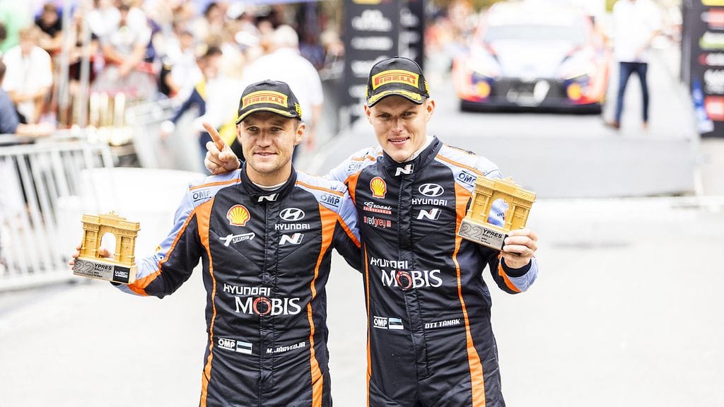 Hyundain tähtikuljettaja Ott Tänak (oik.) pyörii siirtohuhujen keskellä.