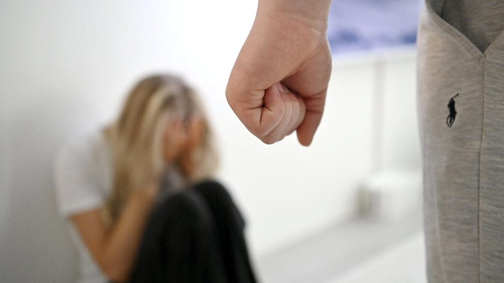 Väestökyselyn mukaan 16–74-vuotiaista suomalaisista 75 prosenttia on kokenut henkistä, fyysistä tai seksuaalista lähisuhdeväkivaltaa ainakin kerran elämässään.