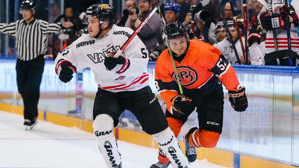 Jesper Lindgren (vas.) viiletti aikaisemmin elokuussa JYP-paidassa HPK:ta vastaan pelatussa harjoitusottelussa.