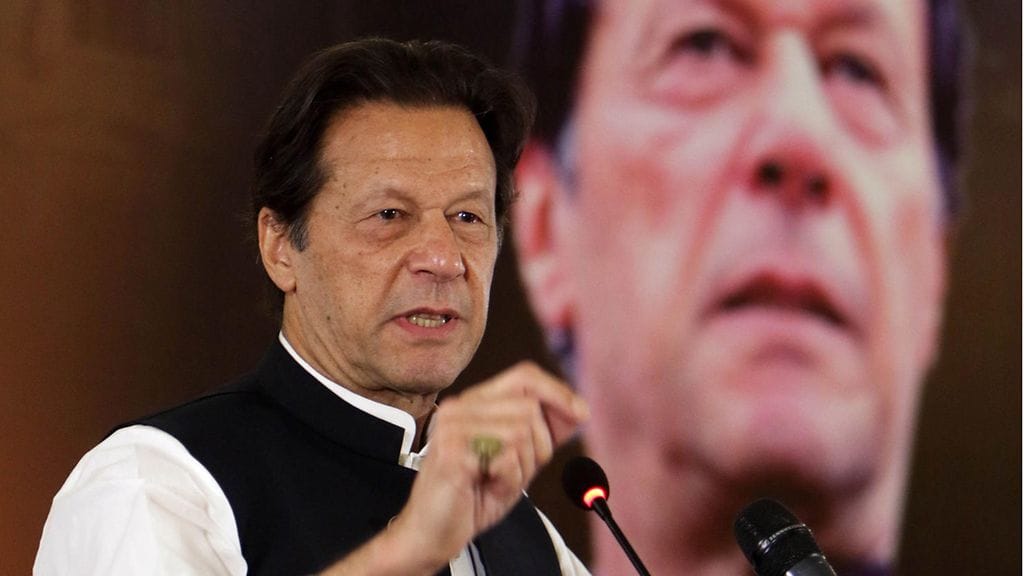 Syrjäytetty pääministeri järjestää joukkokokouksia pyrkiessään takaisin virkaansa.