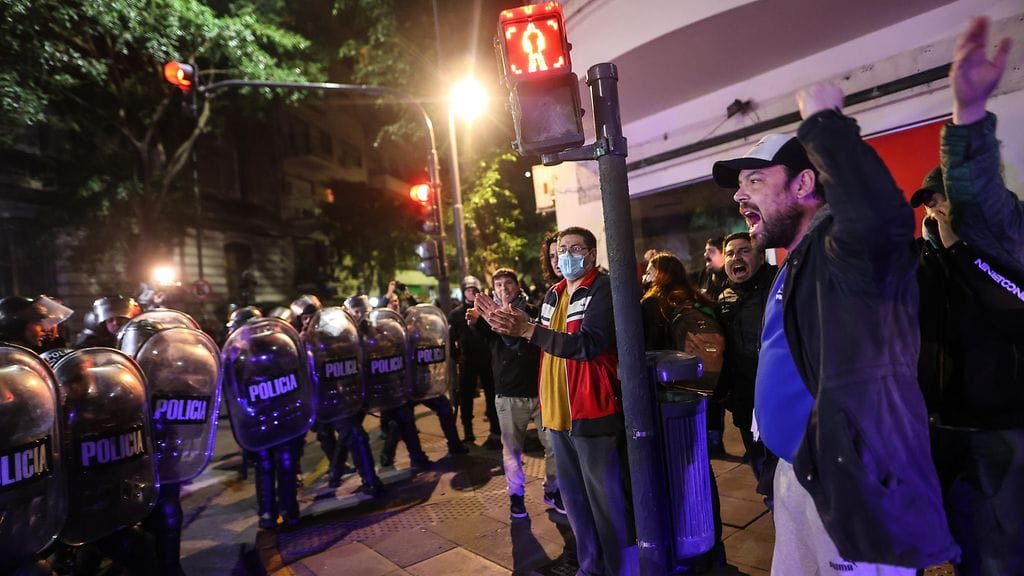 Nykyisen varapresidentin Christina Fernandéz de Kirchnerin korruptioepäilyt ja siitä kantautunut syyte saivat argentiinalaiset mielenosoittajat kaduille eilen.