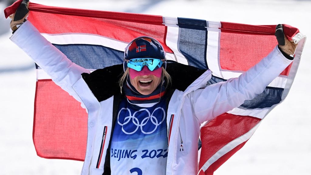 Therese Johaug kruunasi uransa kolmella kultamitalilla Pekingin olympialaisissa viime talvena.