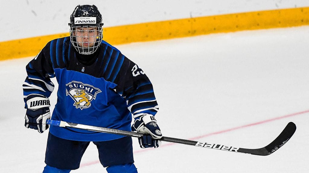 Aron Kiviharju Pikkuleijonien paidassa MM-kisoissa huhtikuussa 2022.