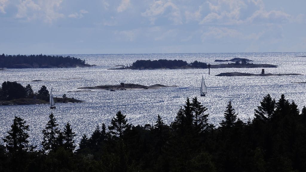 Kokemattomuus ja kehnot varusteet saivat kokemattoman purjehtijan useampaan kertaan kiipeliin viikonlopun aikana.