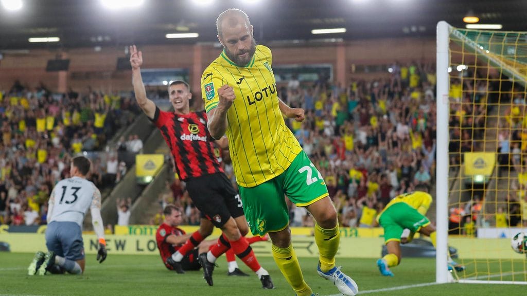 Teemu Pukki tuulettaa syöttämäänsä Adam Idahin 2-1-johtomaalia.