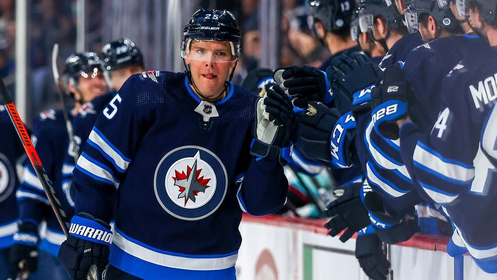 Paul Stastny jatkaa NHL-uraansa Carolinassa.